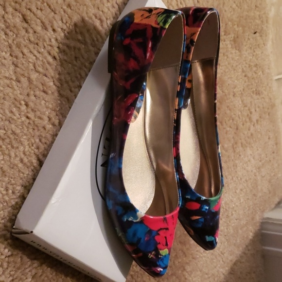 Flowered Patent Shoes - Picture 2 of 3